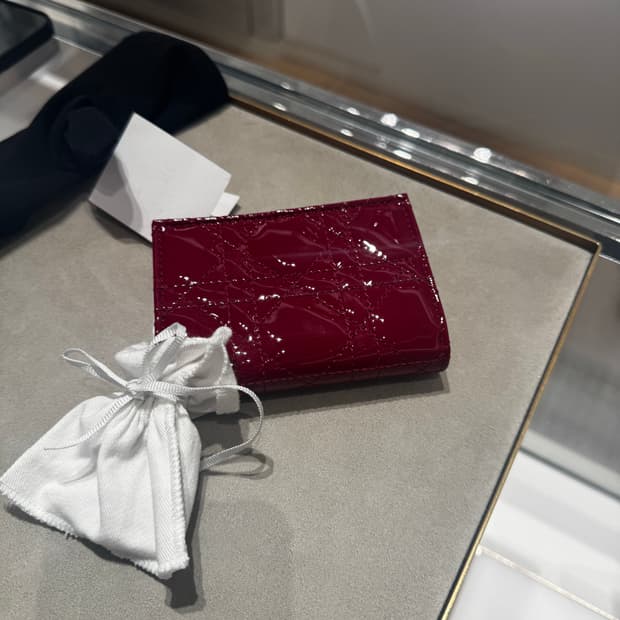 디올 레이디 블룸 카드지갑 체리레드