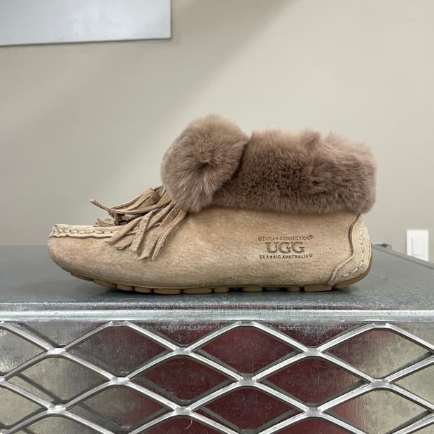 어그 오즈웨어 태슬 양털 모카신 220