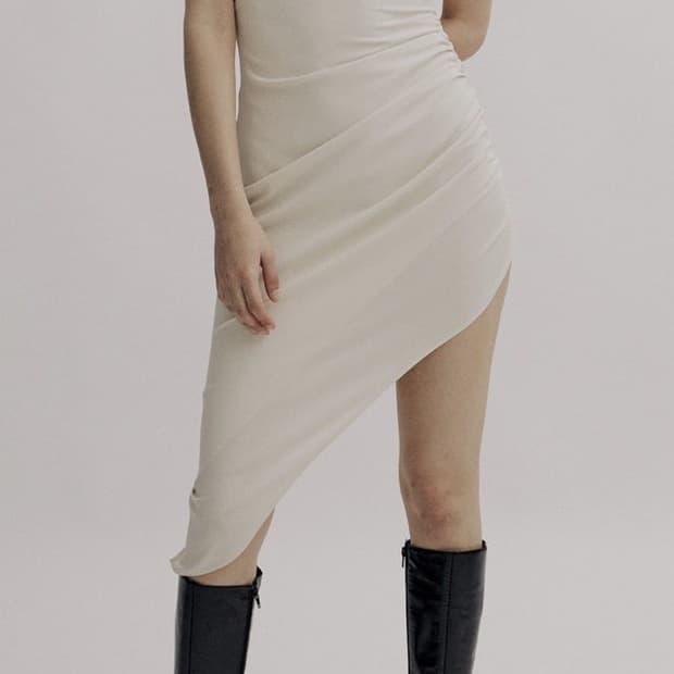 쓰리타임즈 Cleavage slit dress 슬릿 드레스