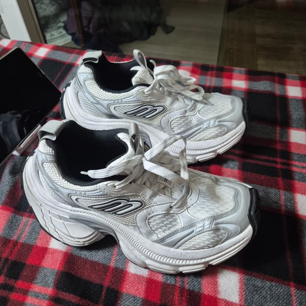 발렌시아가 10XL 화이트 43사이즈 팝니다