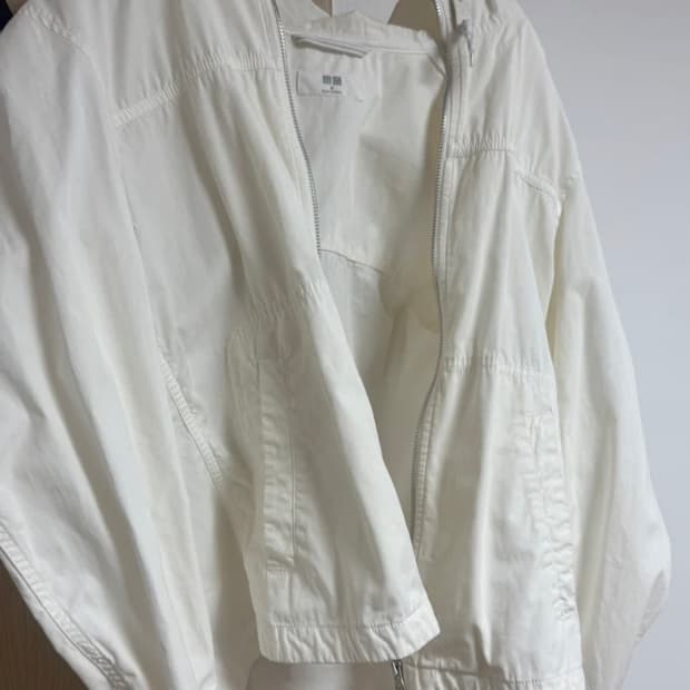유니클로 흰색 바람막이 M