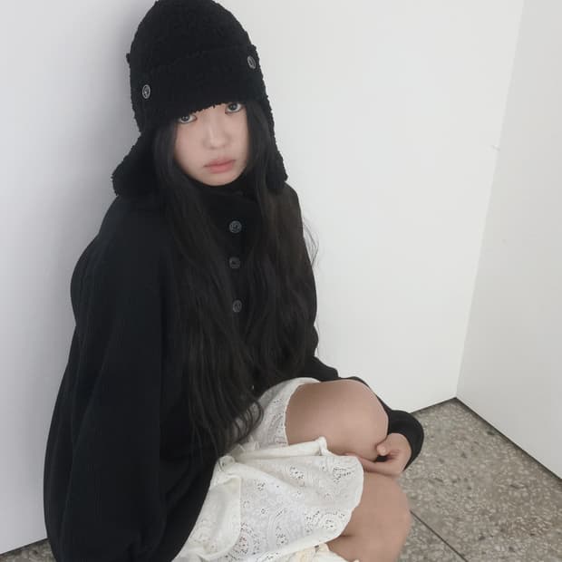 Buttony ear muff beanie black