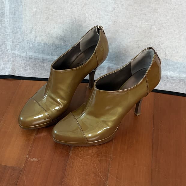 GINZA Kanematsu patent ankle boot heel