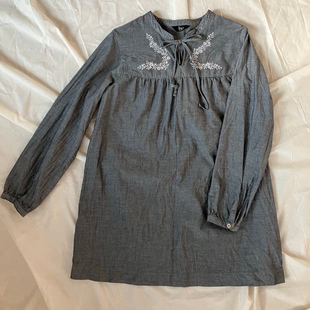 자수 디테일 긴팔 블라우스