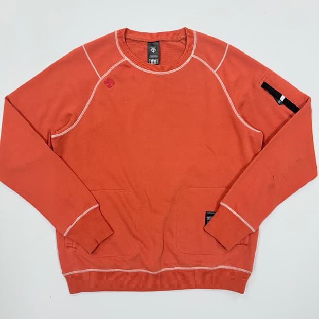 데상트 라인 포켓 맨투맨