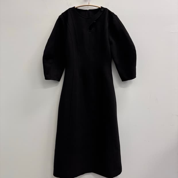 해 바이 해킴 컷아웃 디테일 볼륨 슬리브 드레스 블랙