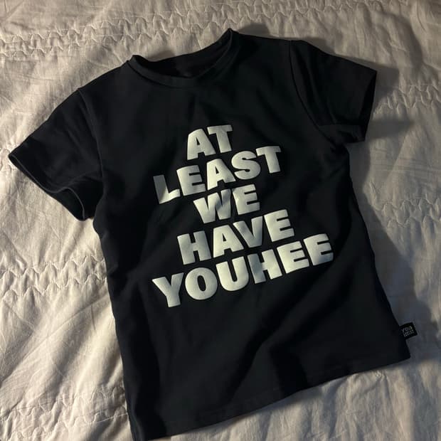 유희 LETTERING T-SHIRT BLACK
