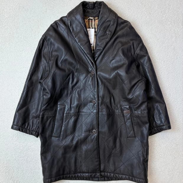 버버리 90's 숄카라 양가죽 퀼팅 루즈핏 코트 PN6107