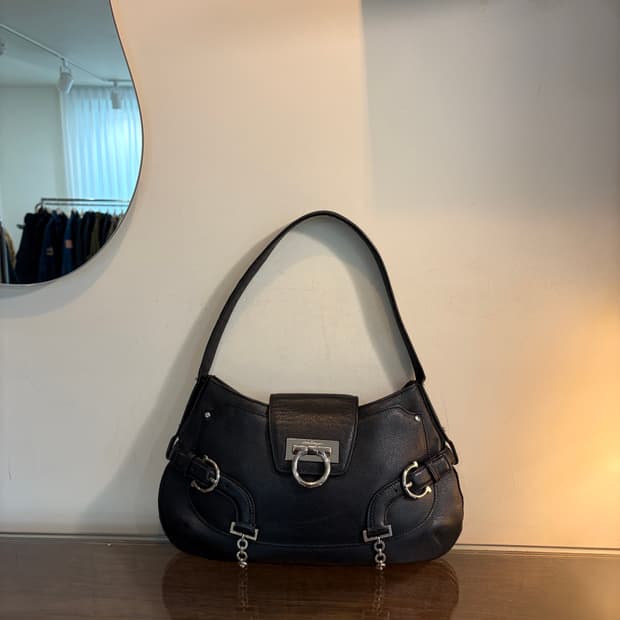 페라가모 간치니 링 메탈 숄더백