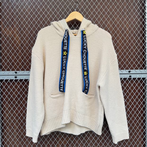 럭키슈에뜨 크림 포켓 포인트 끈 로고 후드 울 니트 F