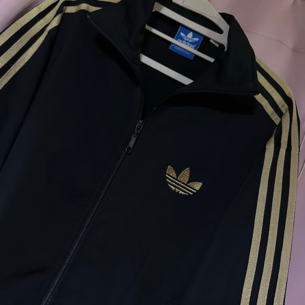 아디다스져지 아디다스 파이어버드 트랙탑 아디다스 검골 블랙 골드 대장