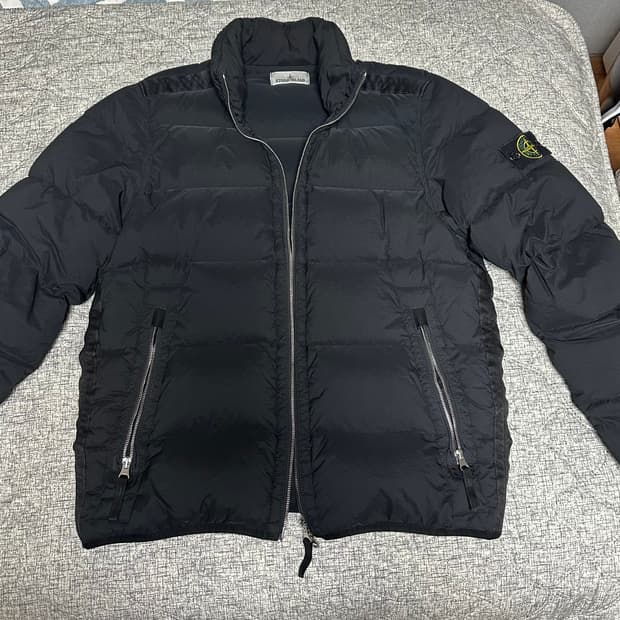 스톤아일랜드 심리스 터널 다운 패딩 23fw s사이즈