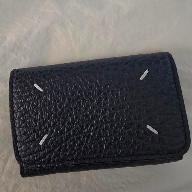 메종 마르지엘라 네이비카드지갑입니다.