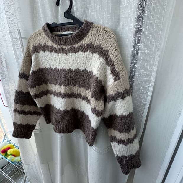 아이보리 브라운 스트라이프 부클 니트 스웨터