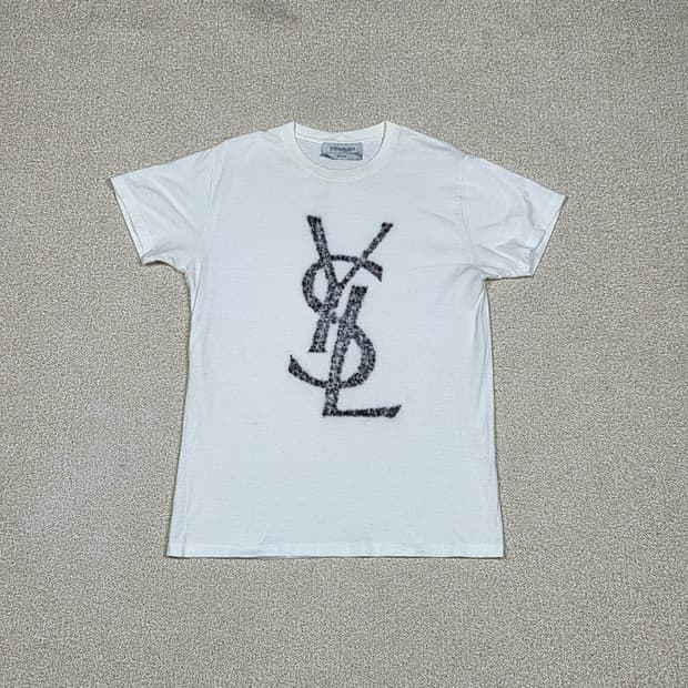 [입생로랑] YSL 카산드르 울 플로킹 로고 반팔 티셔츠 | S00358