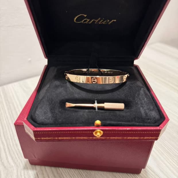 까르띠에 러브 시리즈 로즈골드 팔찌 다이아몬드는 없습니다.