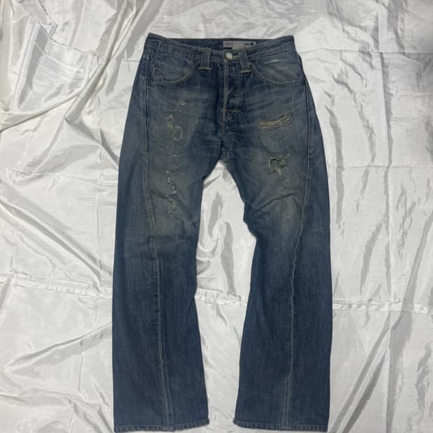 Levi’s Engineered Damage Washing Jeans