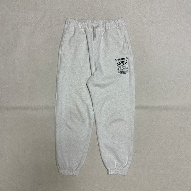 엄브로 뉴 레터링 아트워크 기모 조거 팬츠