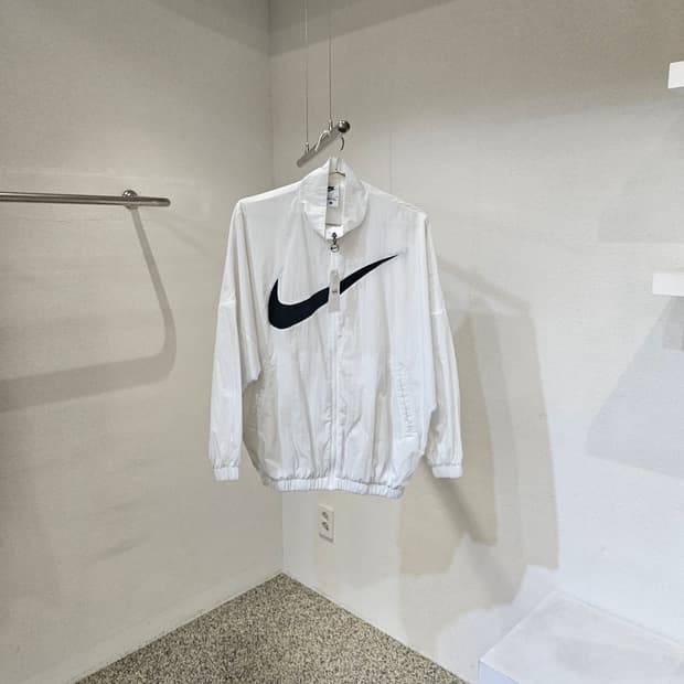 나이키 스우시 바람막이