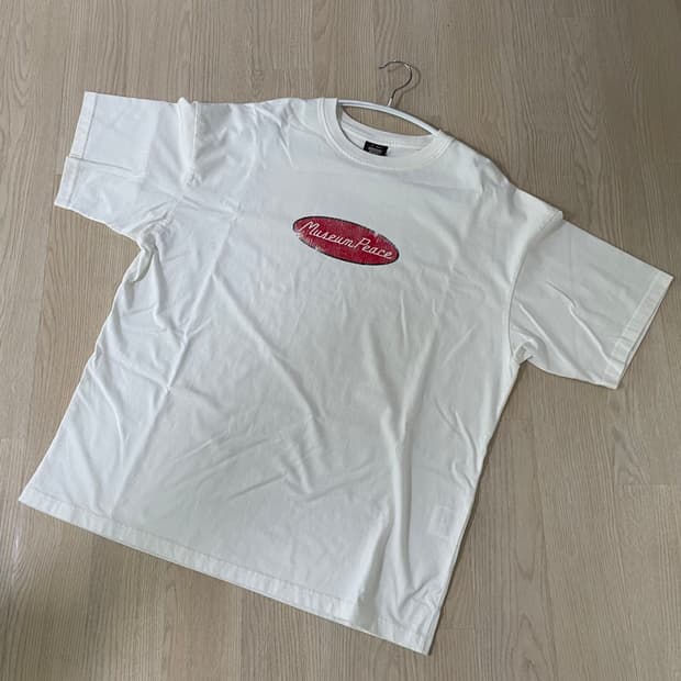 듀테로 뮤지엄 피스 티셔츠