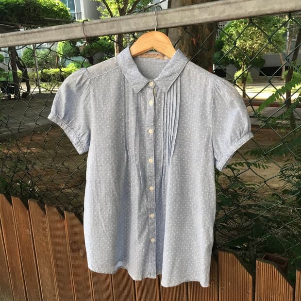 하늘색 도트 반팔블라우스