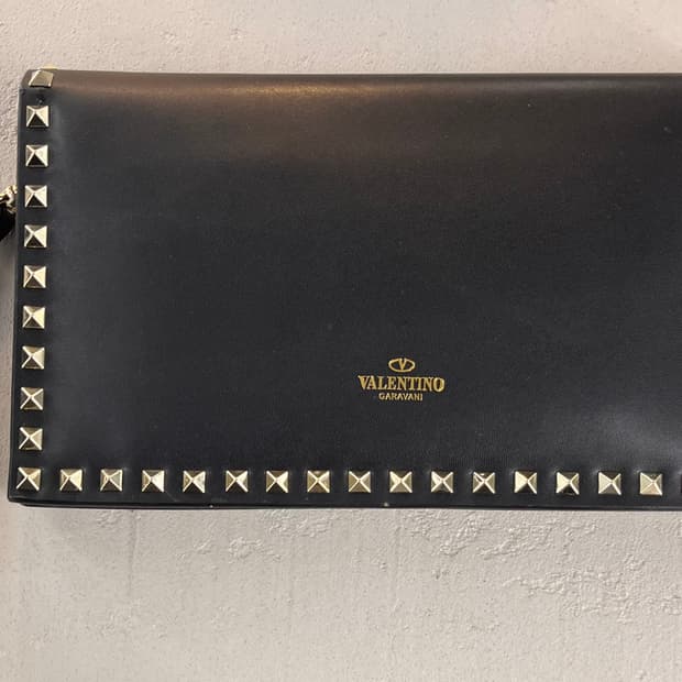 발렌티노 락스터드 플랩 클러치 블랙