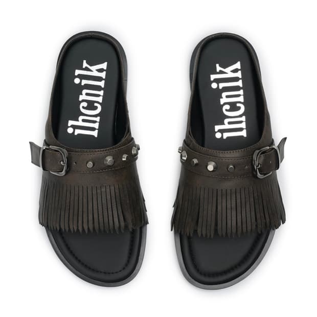 이크닉 태슬 슬리퍼 브라운 tassel stud slides/brown