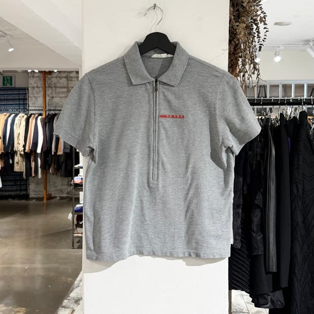 프라다 그레이 코튼 반집업 하프 pk 셔츠