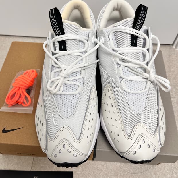 나이키 드레이크 녹타 스니커즈 255