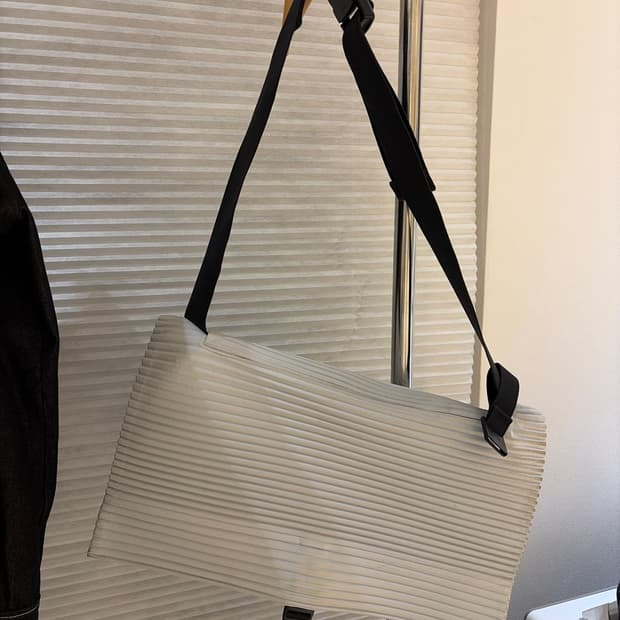 이세이 미야케 옴므 플리세 메신저백