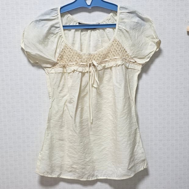 유럽빕티지) 모리걸st 라떼 아이보리 레이스니트짜임 퍼프 반팔블라우스