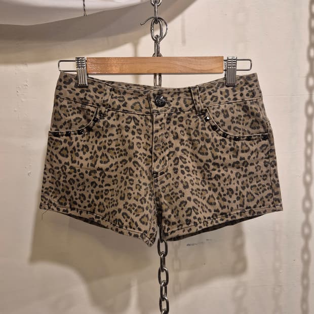 레오파드 패턴 스터드 베이지 숏팬츠