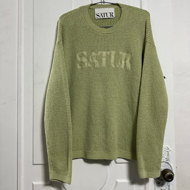 세터 로고 자수 크루넥 니트