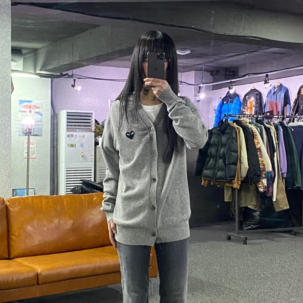 꼼데가르송 플레이 블랙하트와펜 그레이 울 가디건  B3994