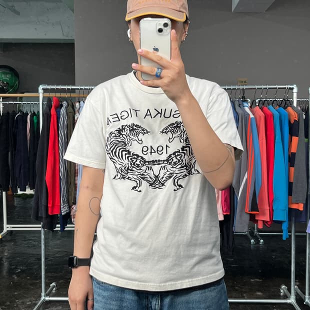 오니츠카 타이거 자수 반팔 티셔츠