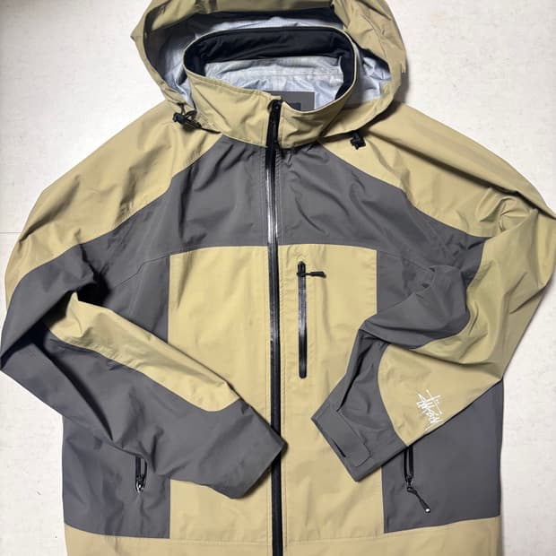 스투시 테입드 심 레인 바람막이(모자 안으로 넣기 가능)