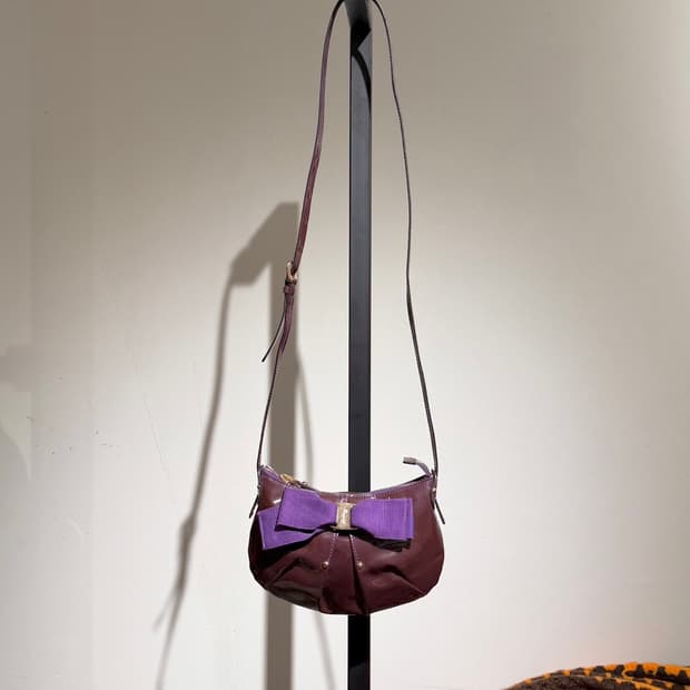 살바토레 페라가모 퍼플 바라 페이던트 레더 호보 크로스백
