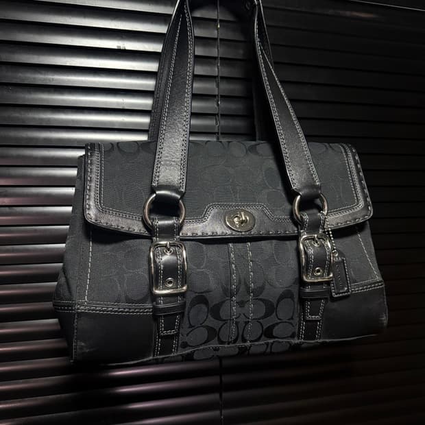 코치 시그니처 로고 패턴 블랙 가죽 버클 숄더백 고스 펑크 갸루 락시크