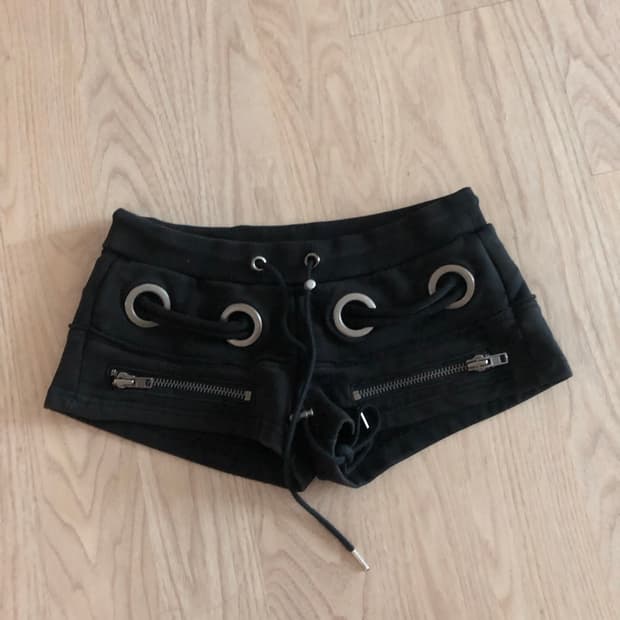 보니앤키예 아일릿 쇼츠 블랙