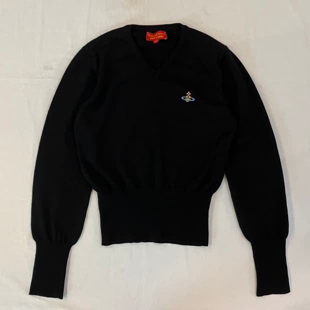 비비안 웨스트우드 레드라벨 딱붙핏 브이넥 울 니트 블랙