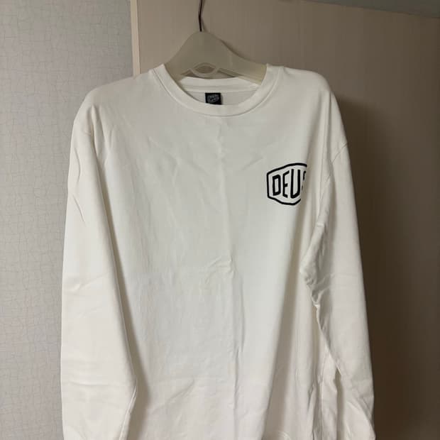 데우스 흰색 슬리브 판매합니다 사이즈 미디움