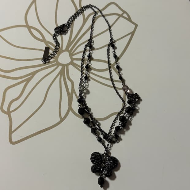 안나수이 블랙 나비 목걸이