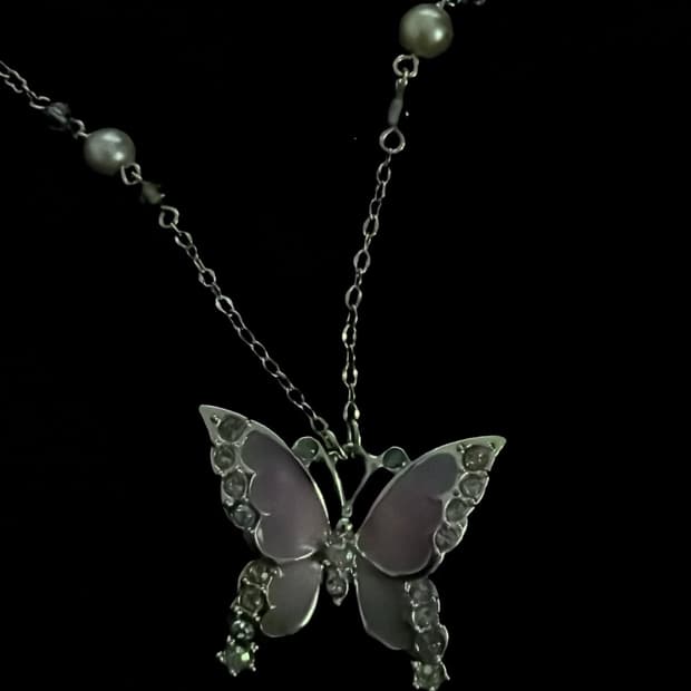 안나수이 보라 나비 목걸이