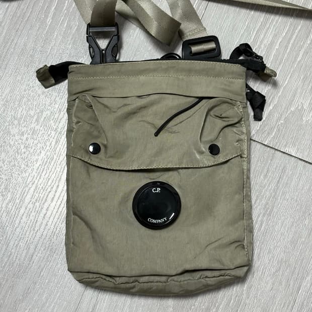 cp컴퍼니 가방 팝니다