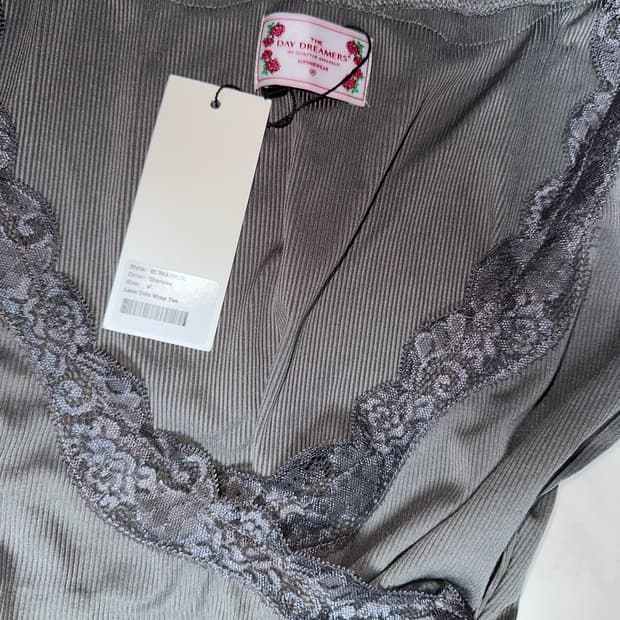스컬프터 Lace Trim Wrap Tee Charcoal 택달린 새제품