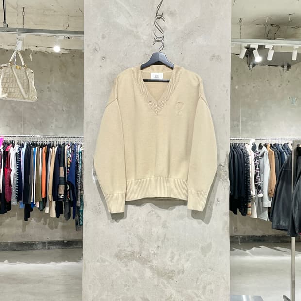아미 베이지 하트 로고 V넥 스웨터