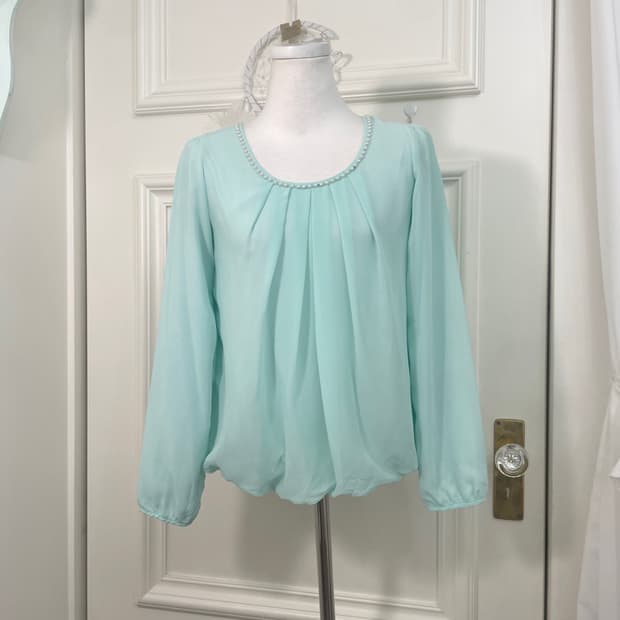 mint back bow neck pearl blouse(size-M)