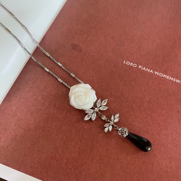 화이트 로즈 장미 드롭 목걸이