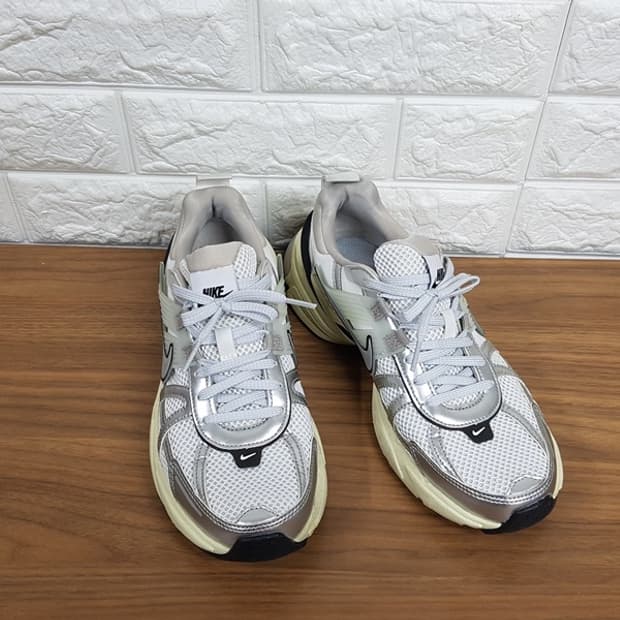 나이키 운동화 성250(V2K 런 서밋 화이트 메탈릭실버)FD0736-1