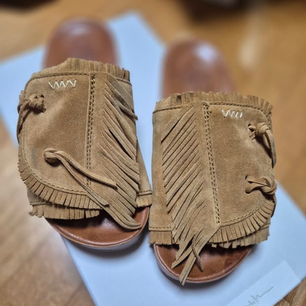 비즈빔(Visvim)의 크리스토 샤먼 플록 W 샌들